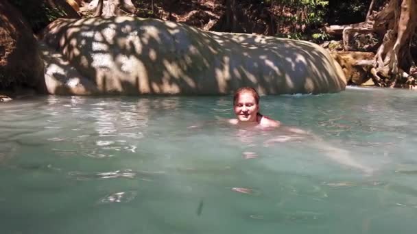 Молодая Красивая Женщина Рыжими Волосами Плавает Водопадом Озере Голубой Водой — стоковое видео