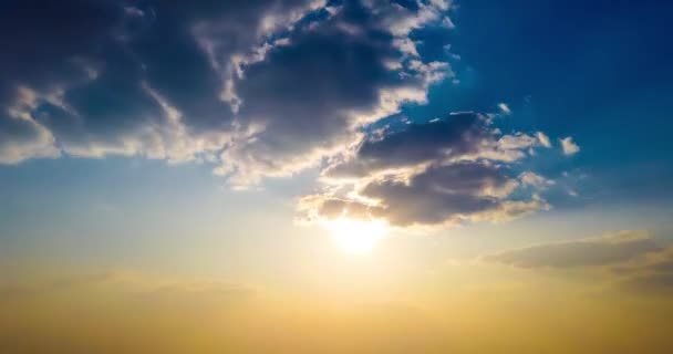 Tidsförlopp Dramatisk Solnedgång Himmel Med Bleknande Sol Och Färgglada Moln — Stockvideo