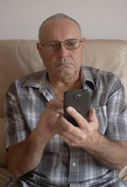 adam akıllı telefon ile