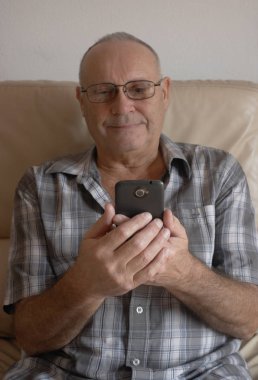 adam akıllı telefon ile