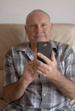 adam akıllı telefon ile