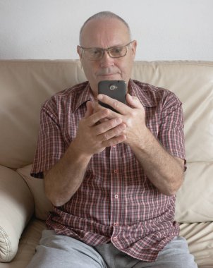 adam akıllı telefon ile