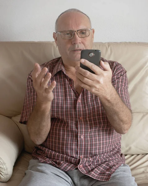 Hombre con teléfono inteligente — Foto de Stock