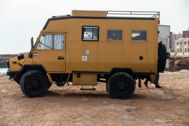 eski bir kamp minibüsü