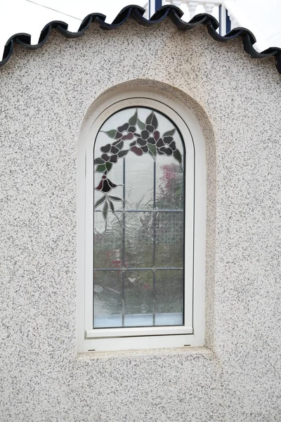 Fenêtre décorée dans le mur — Photo