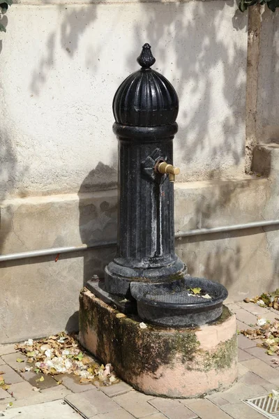 Старий водопровідної води — стокове фото