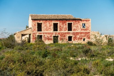 eski terk edilmiş bir ev