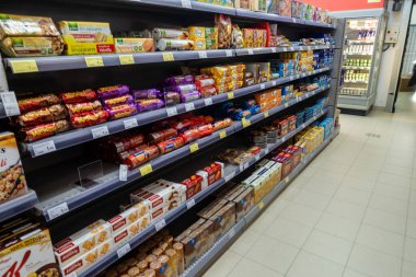 Torrevieja, Valenciana, İspanya - 17 Nisan 2020: Covid-19 virüsü ve kendini izole etme nedeniyle boş dükkanda satılık yiyecek