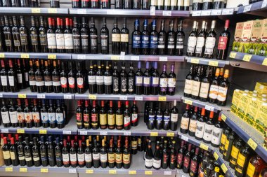 Torrevieja, Valenciana, İspanya - 17 Nisan 2020: Covid-19 virüsü ve kendini izole etme nedeniyle boş dükkanda satılık yiyecek