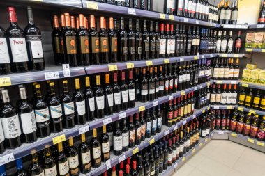 Torrevieja, Valenciana, İspanya - 17 Nisan 2020: Covid-19 virüsü ve kendini izole etme nedeniyle boş dükkanda satılık yiyecek