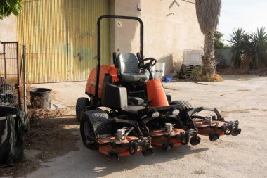 Çim biçme makinesine bin.