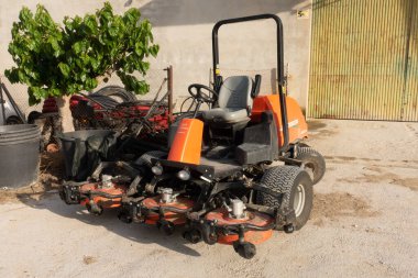 Çim biçme makinesine bin.