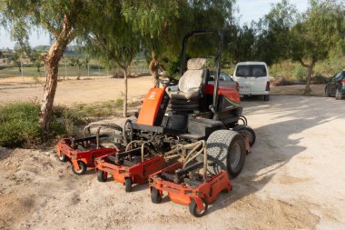 Çim biçme makinesine bin.