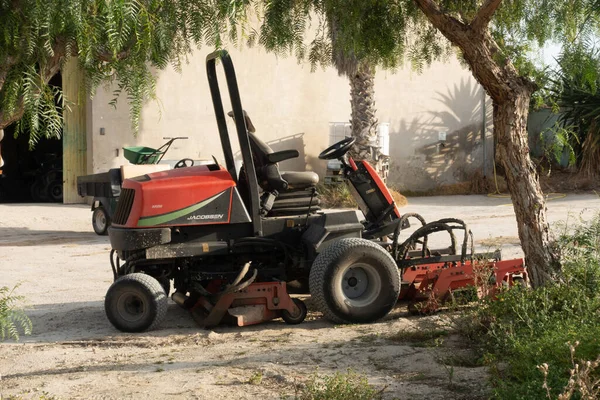 Çim biçme makinesine bin.