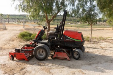 Çim biçme makinesine bin.