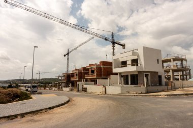 Torrevieja, Valenciana, İspanya - 08 Mayıs 2020: İspanyol kentleşmesi üzerine inşa halindeki yeni evler
