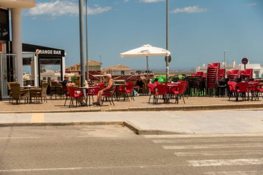 Torrevieja, Valenciana, İspanya - 11 Mayıs 2020: İspanya 'nın birinci aşaması sırasında İspanya' da sosyal uzaklık nedeniyle iki metre aralıklı masalarla İspanyol bar terası