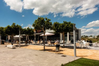 Torrevieja, Valenciana, İspanya - 11 Mayıs 2020: İspanya 'nın birinci aşaması sırasında İspanya' da sosyal uzaklık nedeniyle iki metre aralıklı masalarla İspanyol bar terası