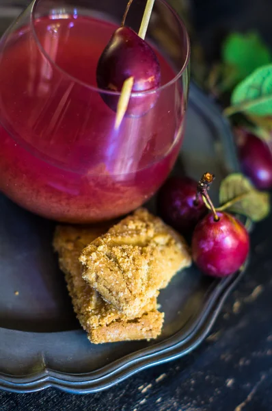 Torta di prugne e frutta fresca — Foto Stock