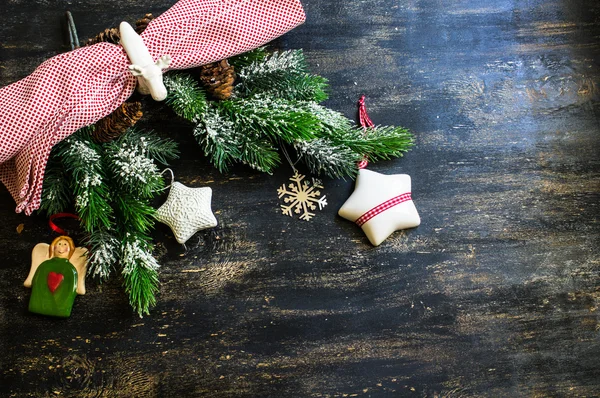 Елка с рождественскими украшениями — стоковое фото