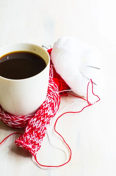 Kopp kaffe med röd halsduk — Stockfoto