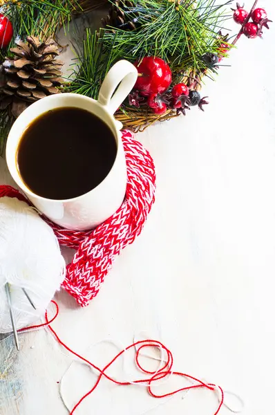 Tasse de café avec écharpe rouge — Photo