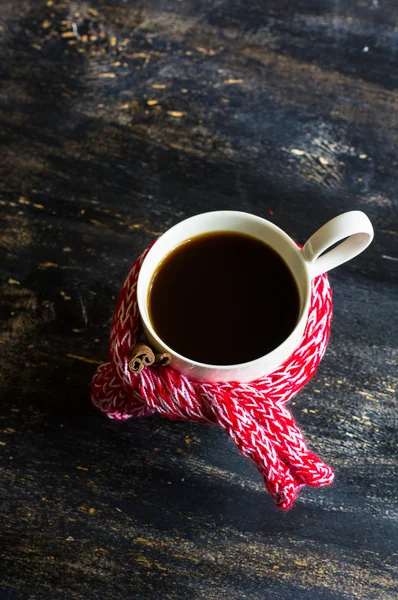 Tasse Kaffee mit rotem Schal — Stockfoto