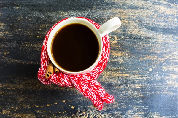 Tasse Kaffee mit rotem Schal — Stockfoto