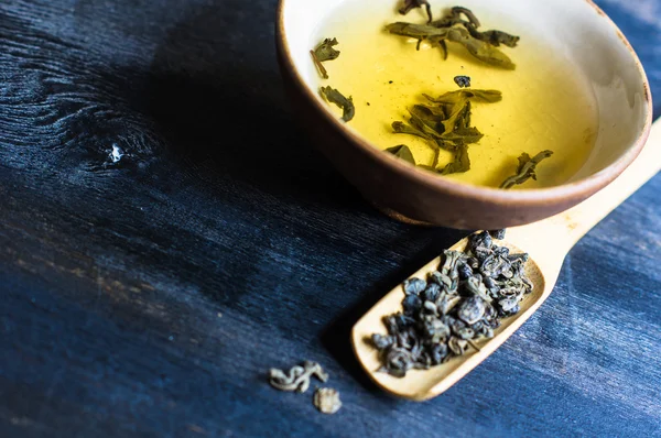 Grönt te på träbord — Stockfoto
