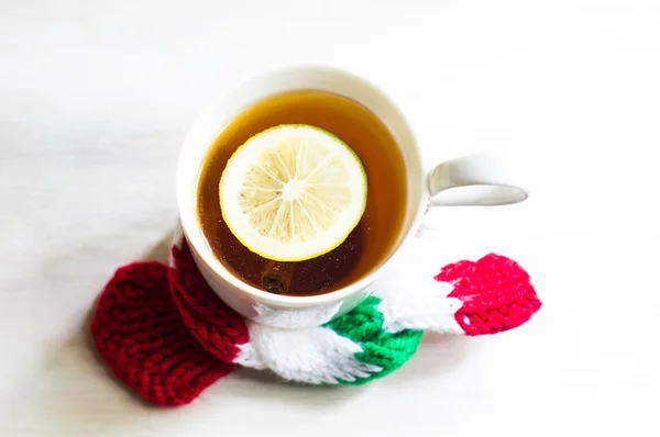 Taza de té con limón —  Fotos de Stock