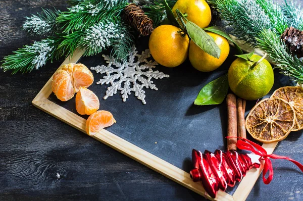 Weihnachtsrahmen mit Früchten und Gewürzen — Stockfoto
