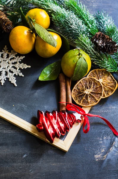 Weihnachtsrahmen mit Früchten und Gewürzen — Stockfoto