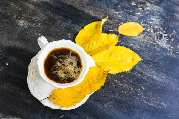 Filiżanka kawy z jesiennych liści — Zdjęcie stockowe
