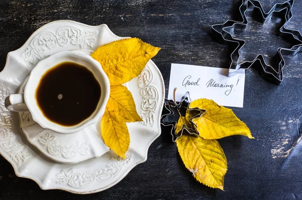 Šálek kávy s podzimní listí — Stock fotografie