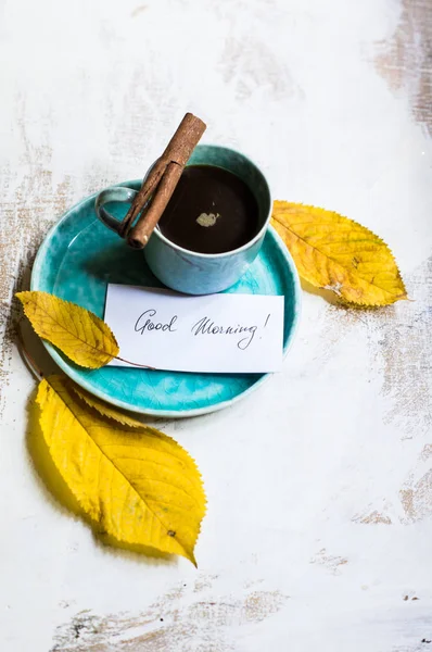 Taza de café con hojas otoñales —  Fotos de Stock