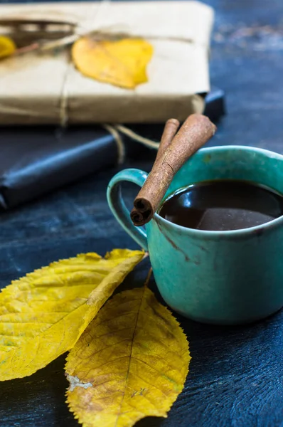 Xícara de café com folhas outonais — Fotografia de Stock