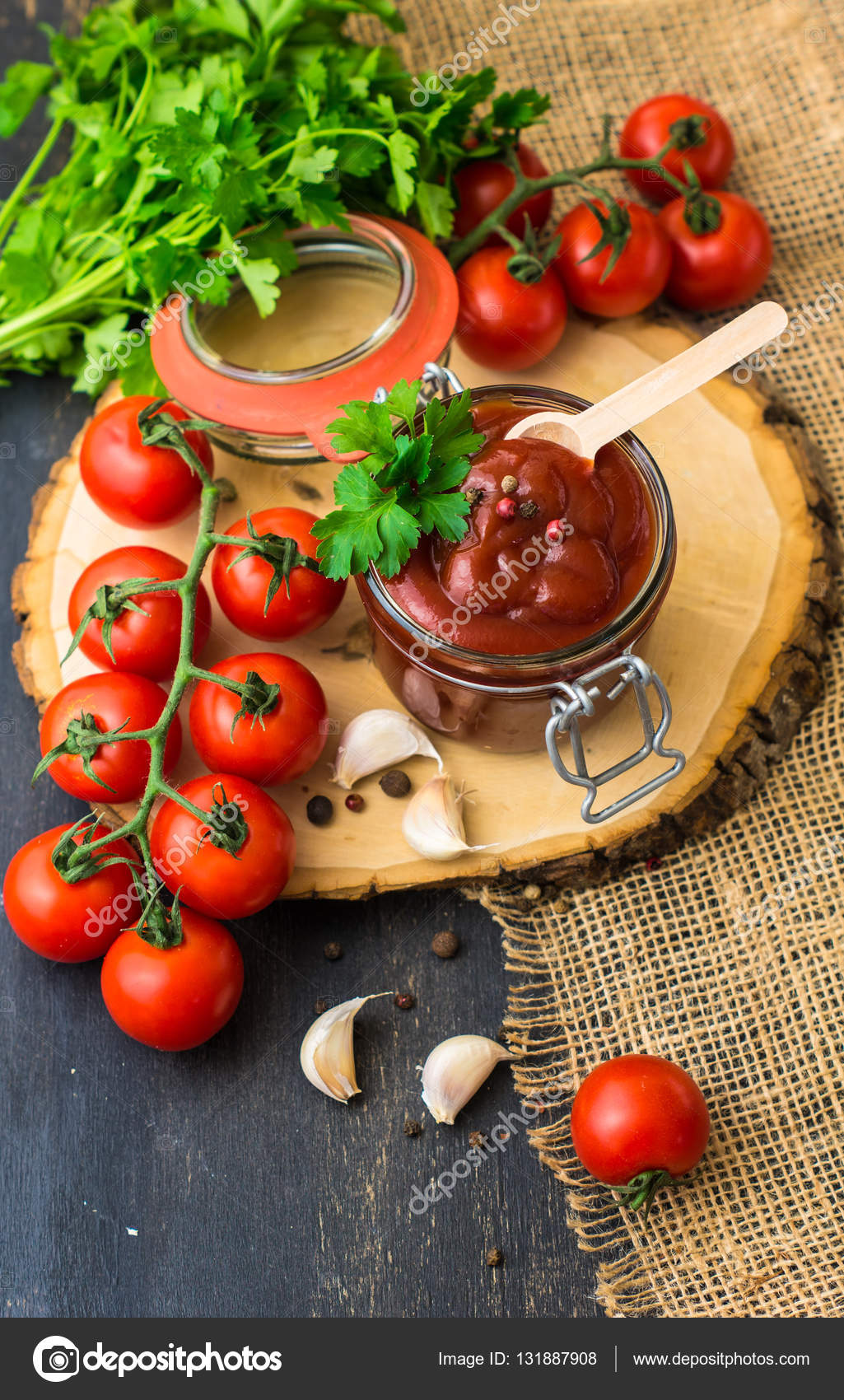Sauce ketchup de tomate dans un bol — Photographie Elet_1 © 131887908