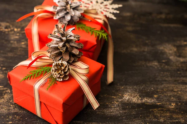 Червоні подарункові коробки для різдвяних святкувань — стокове фото