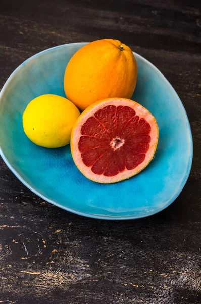Grapefruit slice on rustic plates — Stock Photo, Image