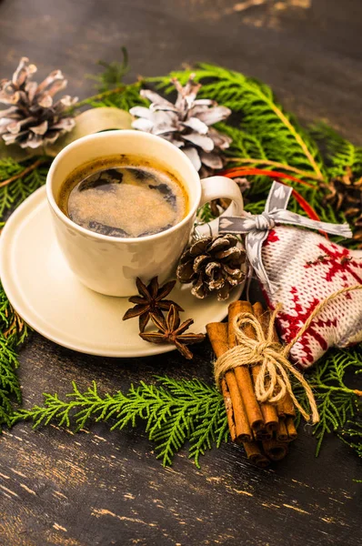 Xícara de café na mesa de madeira escura — Fotografia de Stock