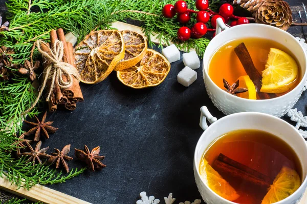 Weihnachtlicher Tee mit Zitrone — Stockfoto