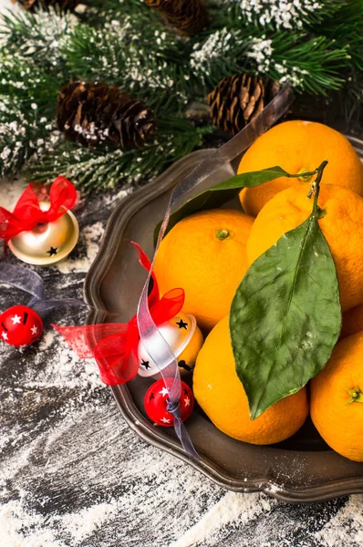 Cornice natalizia con mandarini — Foto Stock