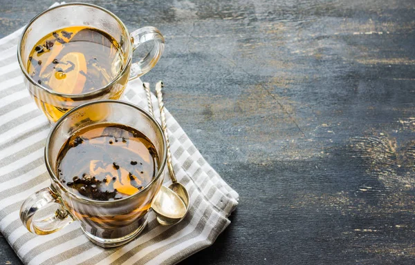 Glass of tea with lemon — Stock Photo, Image