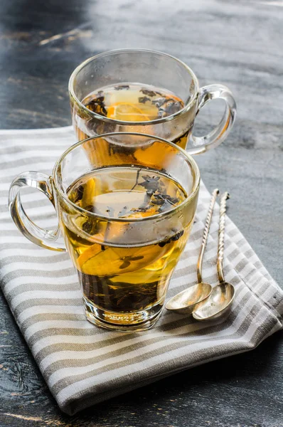 Vaso de té con limón — Foto de Stock