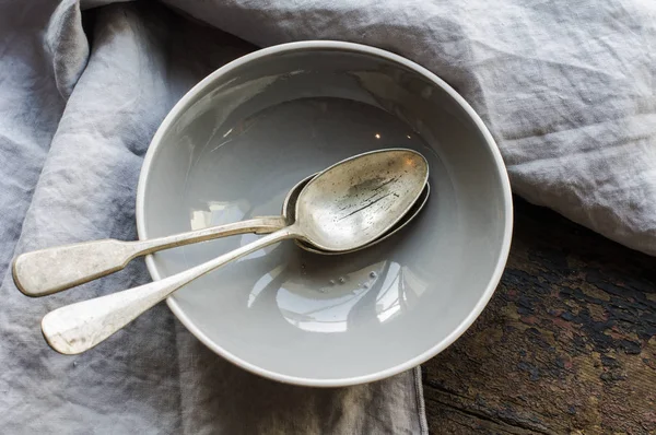 Keukenpersoneel op houten tafel — Stockfoto