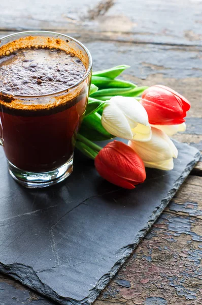 Coffee and tulips — Stock Photo, Image
