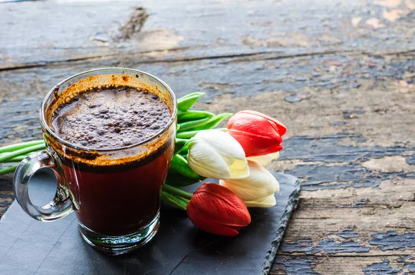 Koffie en tulpen — Stockfoto