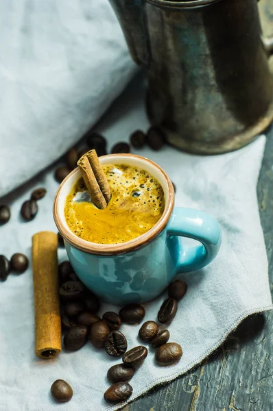 Cafea pe masă de lemn întunecată — Fotografie, imagine de stoc