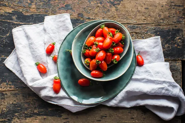 Comida saludable en mesa rústica — Foto de Stock