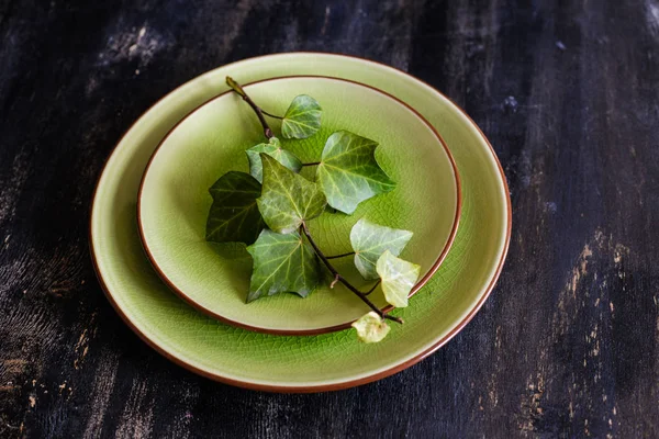 Ajuste de mesa con uva silvestre —  Fotos de Stock